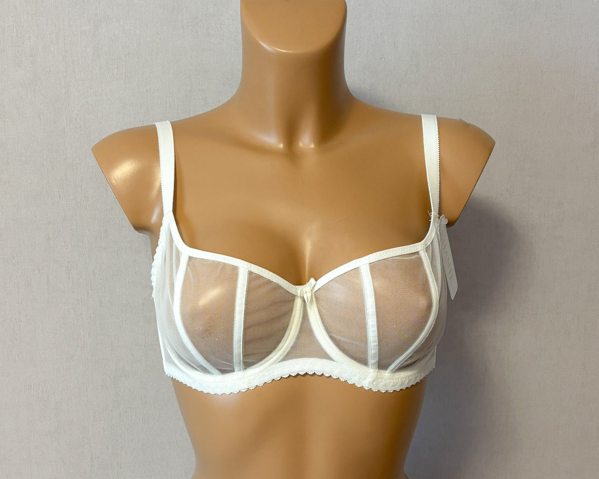 Soft cup bra with elegant fabric design with see-through detailing.