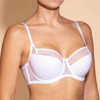White, half-padded bra with adjustable straps and cotton lining on the lower part of the cups.